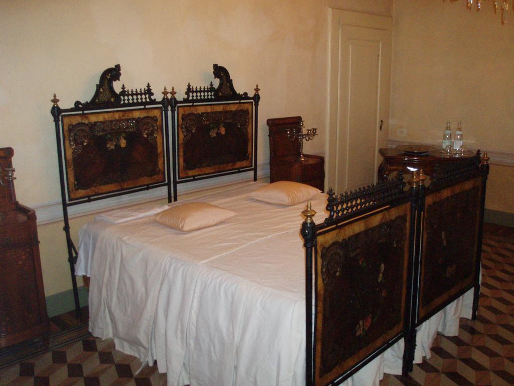 Hotel Castello degli Angeli Carobbio degli Angeli Camera foto